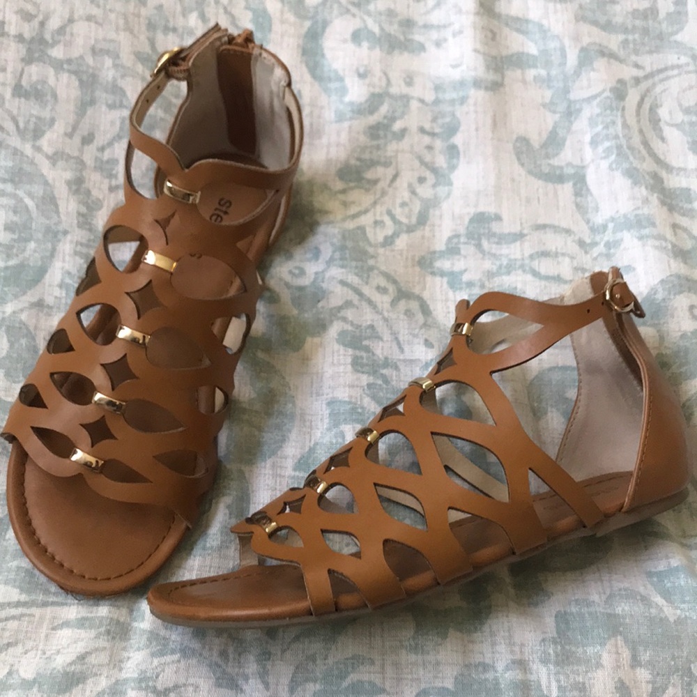 Girls brown sandals with gold accents